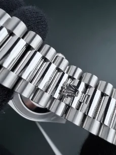 Example: Buckle (close)